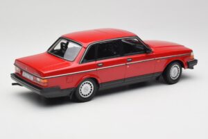 Volvo 240 GL Punane Minichamps 1:18 155171401 Metall - pilt 2/6