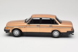 Volvo 240 GL Kuldne Minichamps 1:18 155171405 Metall - pilt 3/6