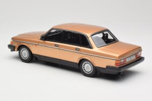 Volvo 240 GL Kuldne Minichamps 1:18 155171405 Metall - pilt 5/6