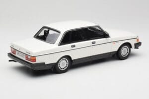 Volvo 240 GL Valge Minichamps 1:18 155171402 Metall - pilt 2/6