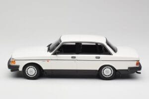 Volvo 240 GL Valge Minichamps 1:18 155171402 Metall - pilt 3/6