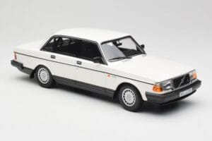 Volvo 240 GL Valge Minichamps 1:18 155171402 Metall - pilt 4/6