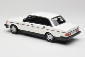 Volvo 240 GL Valge Minichamps 1:18 155171402 Metall - pilt 5/6