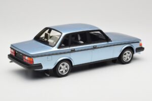 Volvo 244 Turbo Helesinine DNA 1:18 DNA000135 Metall - pilt 2/6
