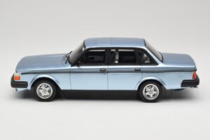 Volvo 244 Turbo Helesinine DNA 1:18 DNA000135 Metall - pilt 3/6