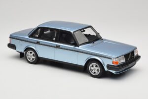 Volvo 244 Turbo Helesinine DNA 1:18 DNA000135 Metall - pilt 4/6