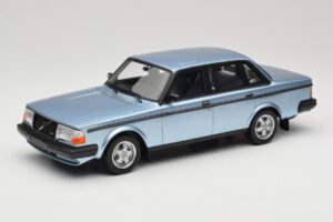 Volvo 244 Turbo Helesinine DNA 1:18 DNA000135 Metall