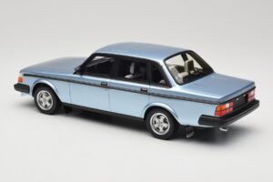 Volvo 244 Turbo Helesinine DNA 1:18 DNA000135 Metall - pilt 5/6