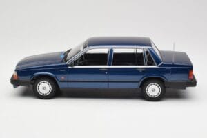 Volvo 740 GL Dark Blue Metallic Minichamps 1:18 155171701 Metall - pilt 3/6
