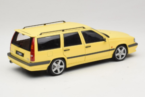 Volvo 850 T-5R Universaal Cream Yellow AUTOart 1:18 79506 Metall - pilt 3/8
