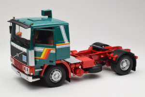 Volvo F1220 Roheline Punane Road Kings 1:18 RK180032 Metall - pilt 2/8