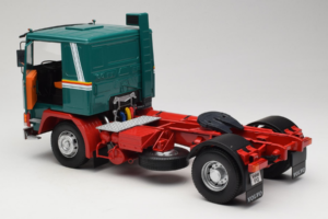 Volvo F1220 Roheline Punane Road Kings 1:18 RK180032 Metall - pilt 5/8
