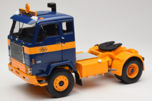 Volvo F88 Tumesinine Kollane MCG 1:18 MCG18140 Metall