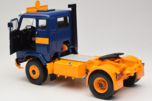 Volvo F88 Tumesinine Kollane MCG 1:18 MCG18140 Metall - pilt 5/8
