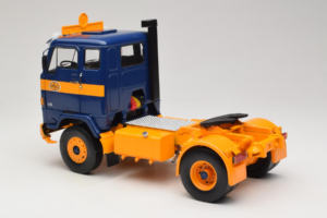 Volvo F88 Tumesinine Kollane MCG 1:18 MCG18140 Metall - pilt 7/8