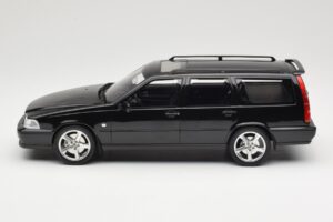 Volvo V70 R P80 Must DNA 1:18 DNA000232 Metall - pilt 3/6