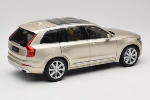 Volvo XC90 Luminous Sand Yellow Paudi Model 1:18 9430841 Metall - pilt 3/8