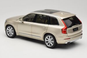 Volvo XC90 Luminous Sand Yellow Paudi Model 1:18 9430841 Metall - pilt 7/8