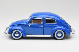 Volkswagen Beetle Sinine Bburago 1:18 23124646 Metall - pilt 4/8