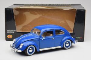 Volkswagen Beetle Sinine Bburago 1:18 23124646 Metall - pilt 8/8