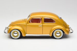 Volkswagen Beetle Kuldne Bburago 1:18 3361 Metall - pilt 4/8