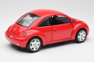 Volkswagen New Beetle Punane Bburago 1:18 8185108 Metall - pilt 3/8