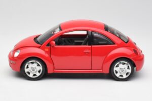 Volkswagen New Beetle Punane Bburago 1:18 8185108 Metall - pilt 4/8