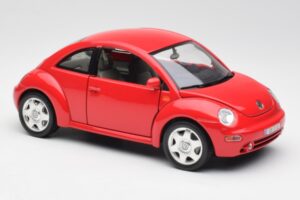 Volkswagen New Beetle Punane Bburago 1:18 8185108 Metall - pilt 6/8
