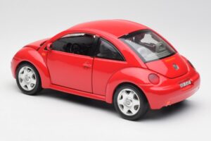 Volkswagen New Beetle Punane Bburago 1:18 8185108 Metall - pilt 7/8