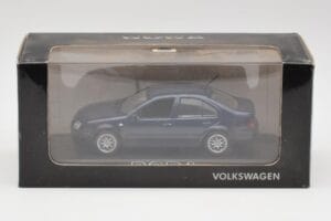 Volkswagen Bora Ocean Sinine Minichamps 1:43 8198223B Metall - pilt 4/4