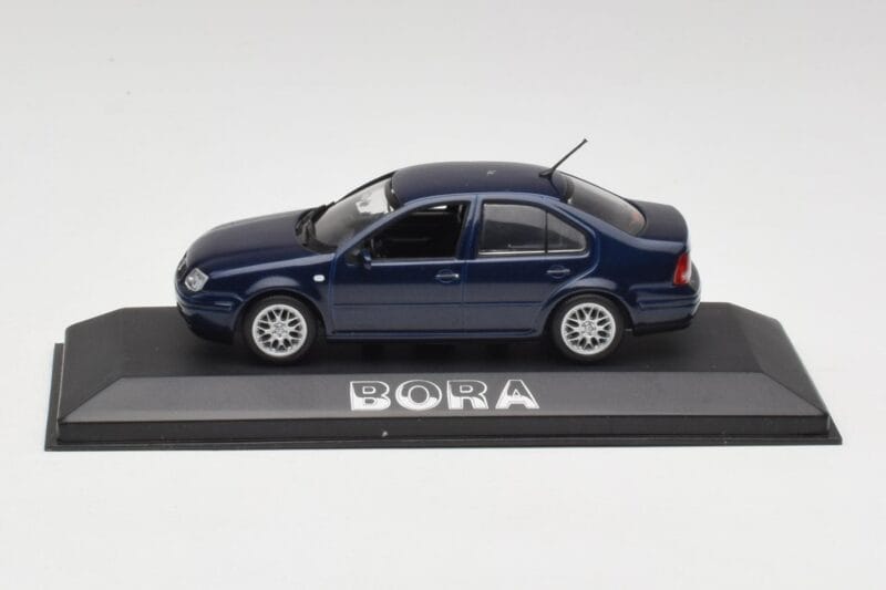 Volkswagen Bora Ocean Sinine Minichamps 1:43 8198223B Metall