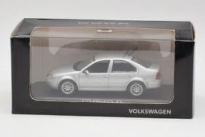 Volkswagen Bora Reflex Hõbe Minichamps 1:43 81982223S Metall - pilt 4/4