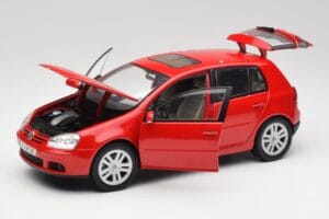 Volkswagen Golf Mk5 4-Door Tornado Punane Bburago 1:18 GOLF001 Metall - pilt 2/8