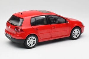 Volkswagen Golf Mk5 4-Door Tornado Punane Bburago 1:18 GOLF001 Metall - pilt 3/8