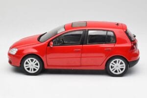 Volkswagen Golf Mk5 4-Door Tornado Punane Bburago 1:18 GOLF001 Metall - pilt 4/8