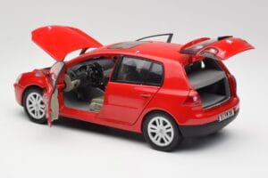 Volkswagen Golf Mk5 4-Door Tornado Punane Bburago 1:18 GOLF001 Metall - pilt 5/8