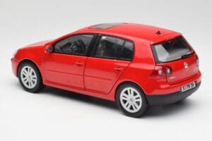 Volkswagen Golf Mk5 4-Door Tornado Punane Bburago 1:18 GOLF001 Metall - pilt 7/8