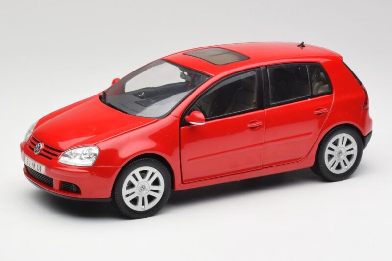 Volkswagen Golf Mk5 4-Door Tornado Punane Bburago 1:18 GOLF001 Metall