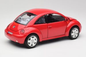 Volkswagen New Beetle Punane Bburago 1:18 3342 Metall - pilt 3/8