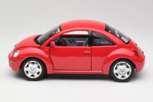 Volkswagen New Beetle Punane Bburago 1:18 3342 Metall - pilt 4/8