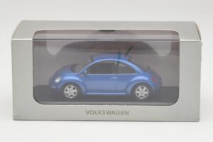 Volkswagen New Beetle Satellite Sinine Minichamps 1:43 430058004 Metall - pilt 4/4