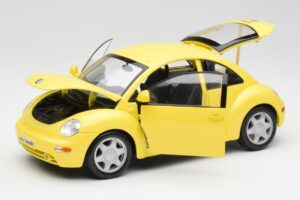 Volkswagen New Beetle Kollane Maisto 1:18 37800-M4 Metall - pilt 2/8