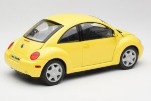 Volkswagen New Beetle Kollane Maisto 1:18 37800-M4 Metall - pilt 3/8