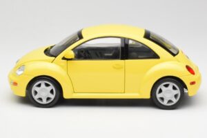 Volkswagen New Beetle Kollane Maisto 1:18 37800-M4 Metall - pilt 4/8