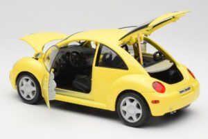 Volkswagen New Beetle Kollane Maisto 1:18 37800-M4 Metall - pilt 5/8
