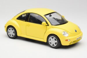 Volkswagen New Beetle Kollane Maisto 1:18 37800-M4 Metall - pilt 6/8