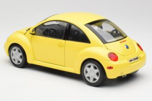 Volkswagen New Beetle Kollane Maisto 1:18 37800-M4 Metall - pilt 7/8