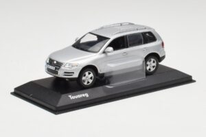 Volkswagen Touareg Reflex Hõbedane Minichamps 1:43 68625 Metall - pilt 2/4