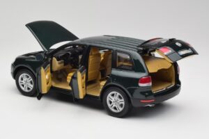 Volkswagen Touareg V10 TDI Reed Green Metallic Bburago 1:18 34911 Metall - pilt 5/8