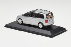 Volkswagen Touran Reflex Hõbedane Minichamps 1:43 TOURAN001 Metall - pilt 3/4
